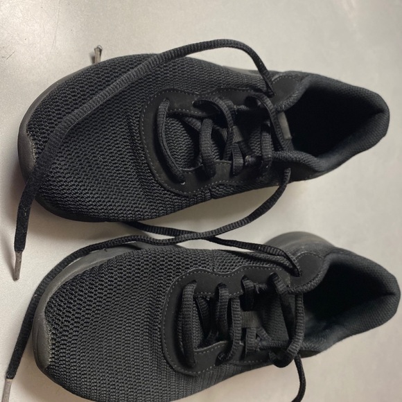 Big kid Nike shoes - Picture 3 of 3